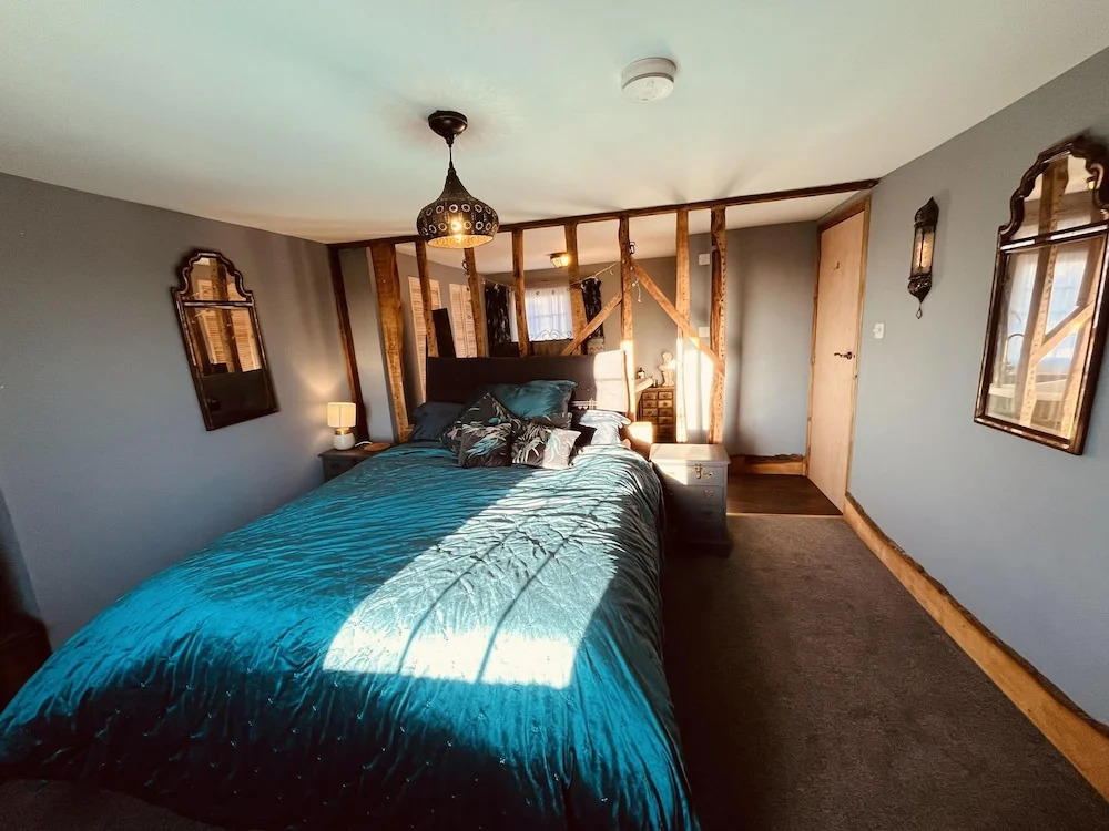 3br-fireplace-hottub-garden-parking