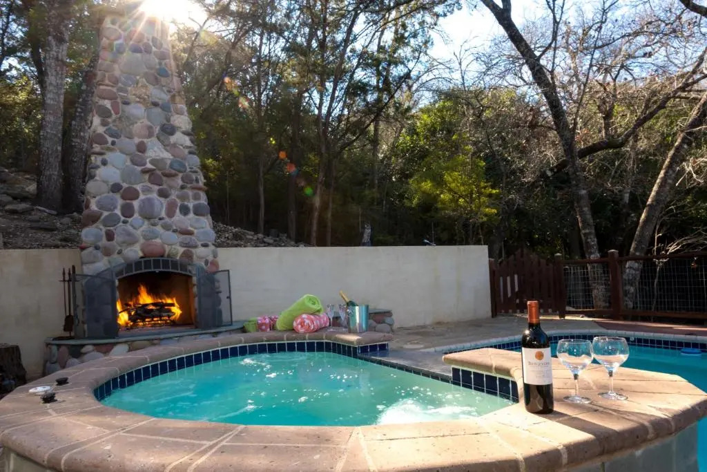 The Rivery Retreat, Choose from Luxury Guesthouse Cabin OR Poolside Suite in Lake Austin Hill Country