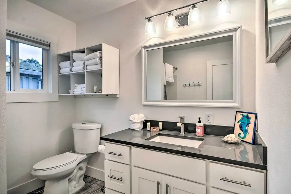 Modern Oregon House - 1/2 Mi From Rockaway Beach!