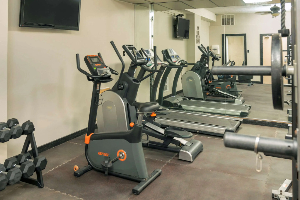 Econo Lodge Inn & Suites