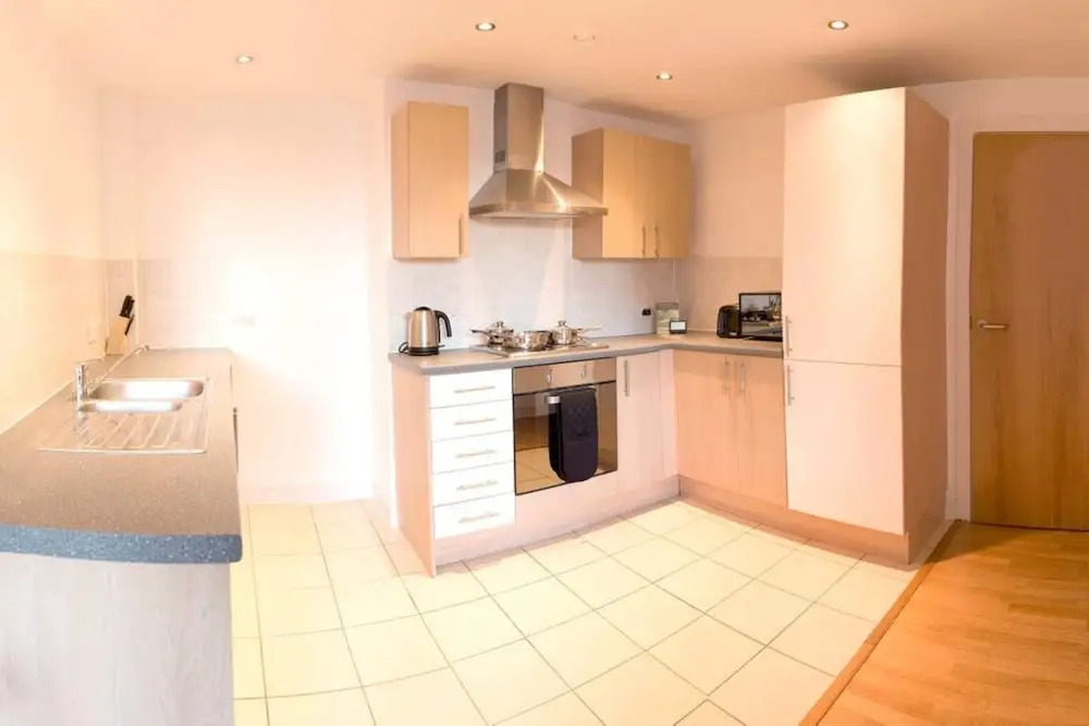 Modern 2 Bedroom Apartment in City Centre With Balcony
