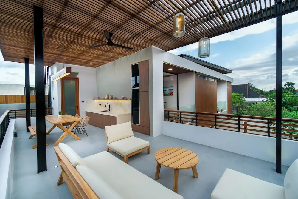 Villa Elena by Maheswara