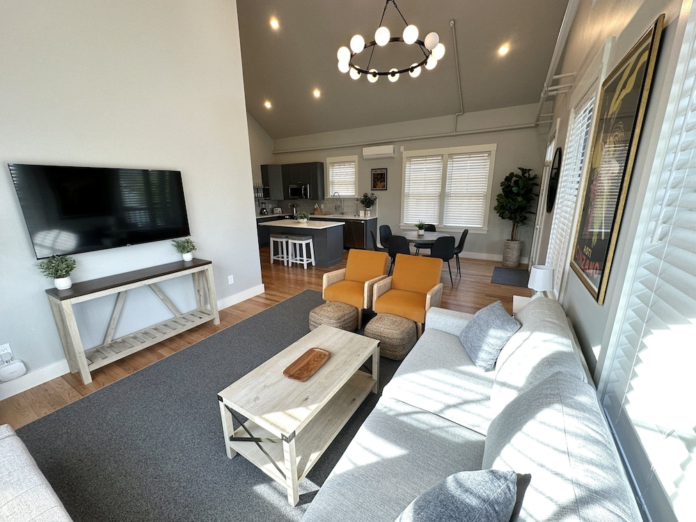 Brand New Construction! 2bed/1bath W/private Deck - Unit 2 2 Bedroom Apts