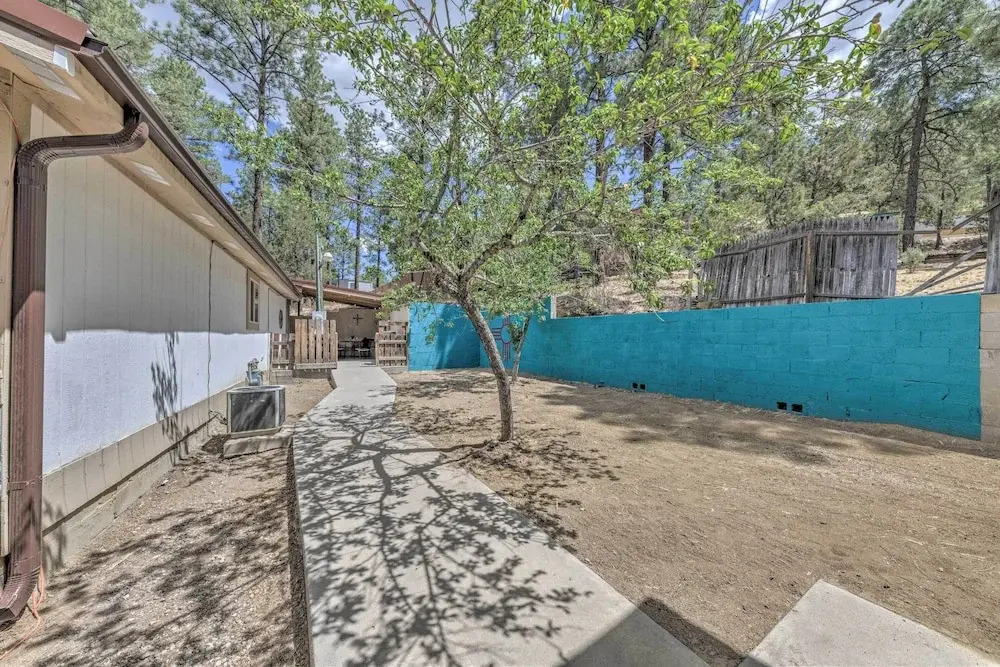 'raven Hill Retreat' ~ Close to Midtown!
