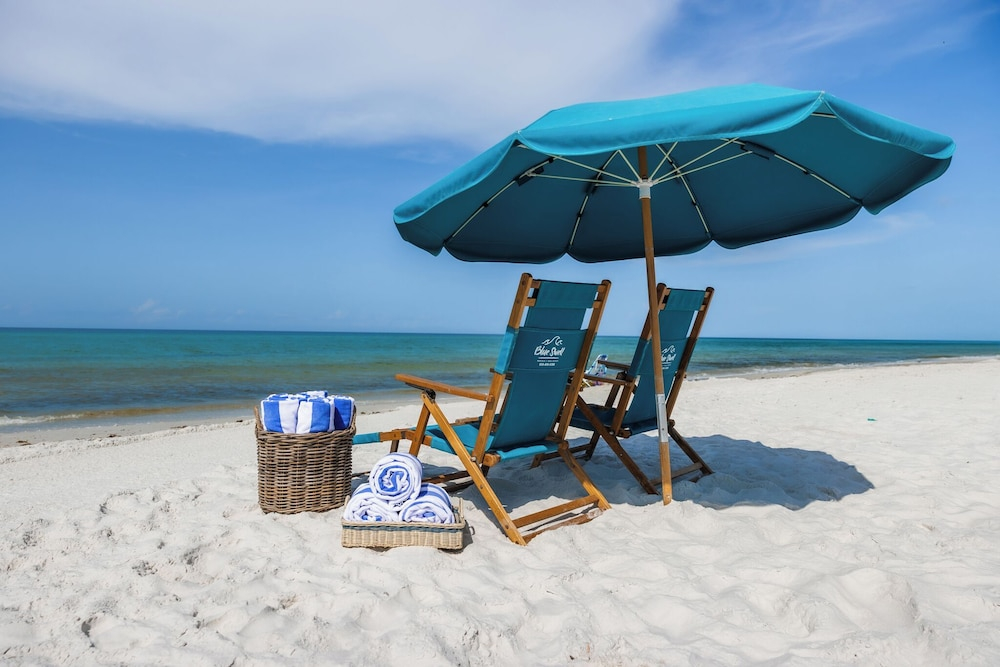 5 Bed, 5 Bath Beach Home/Only a 3 Minute Walk To The Beach! SLEEPS 12
