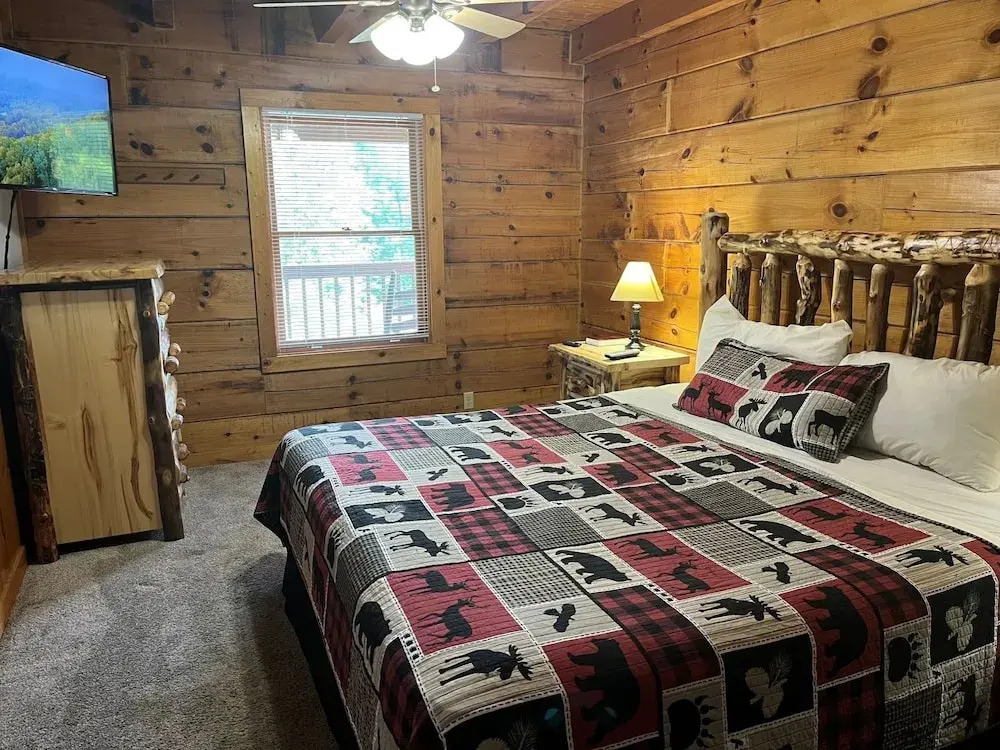Er27- Bear Naked - Great Location- Close To Town 2 Bedroom Cabin by RedAwning