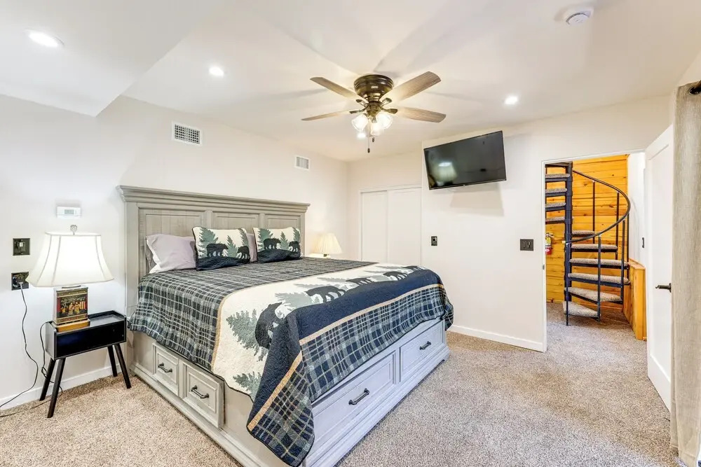 1 Mi to Skiing: Mtn-view Cabin in Big Bear Lake