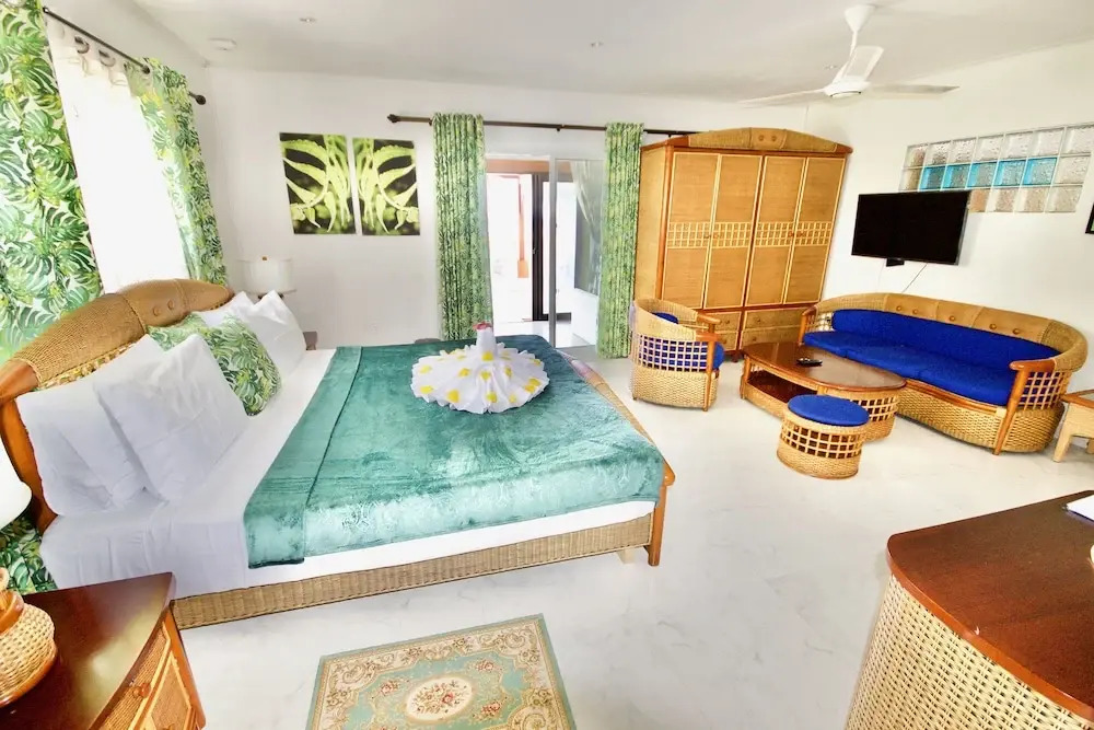 La Petite Maison and Sea Splash