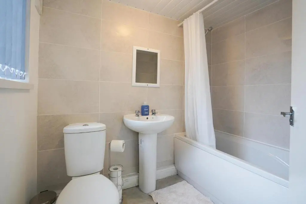 BIRMINGHAM COPLOW, 3 bedrooms house, with 6 beds, 2x doubles beds, 3x singles beds and 1 sofa-bed,sleeps people