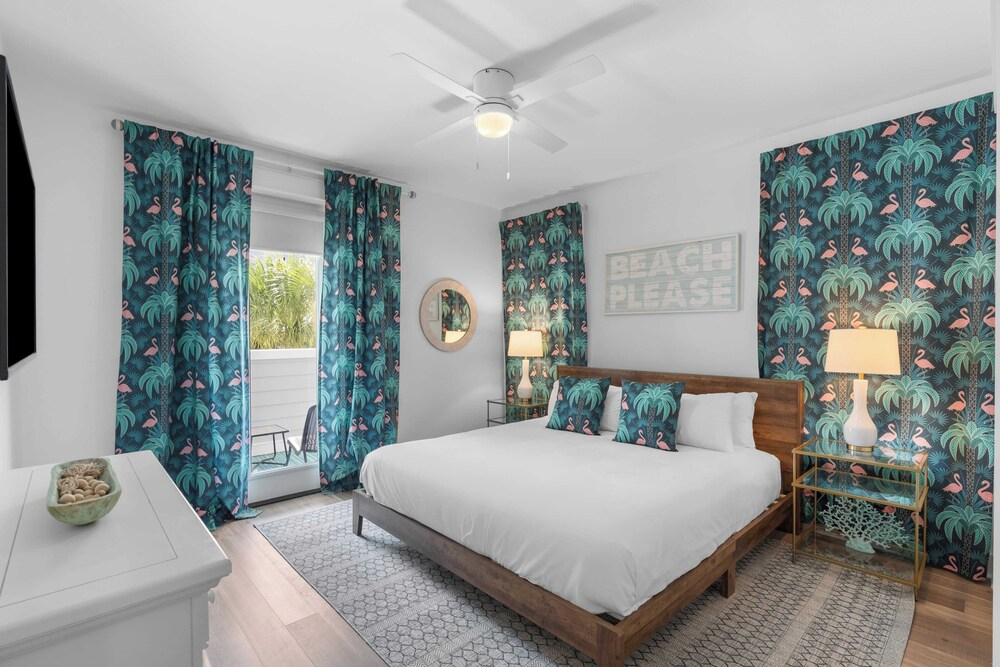 Good Day Sunshine by Avantstay Sleeps 16, Pool + Private Beach Access