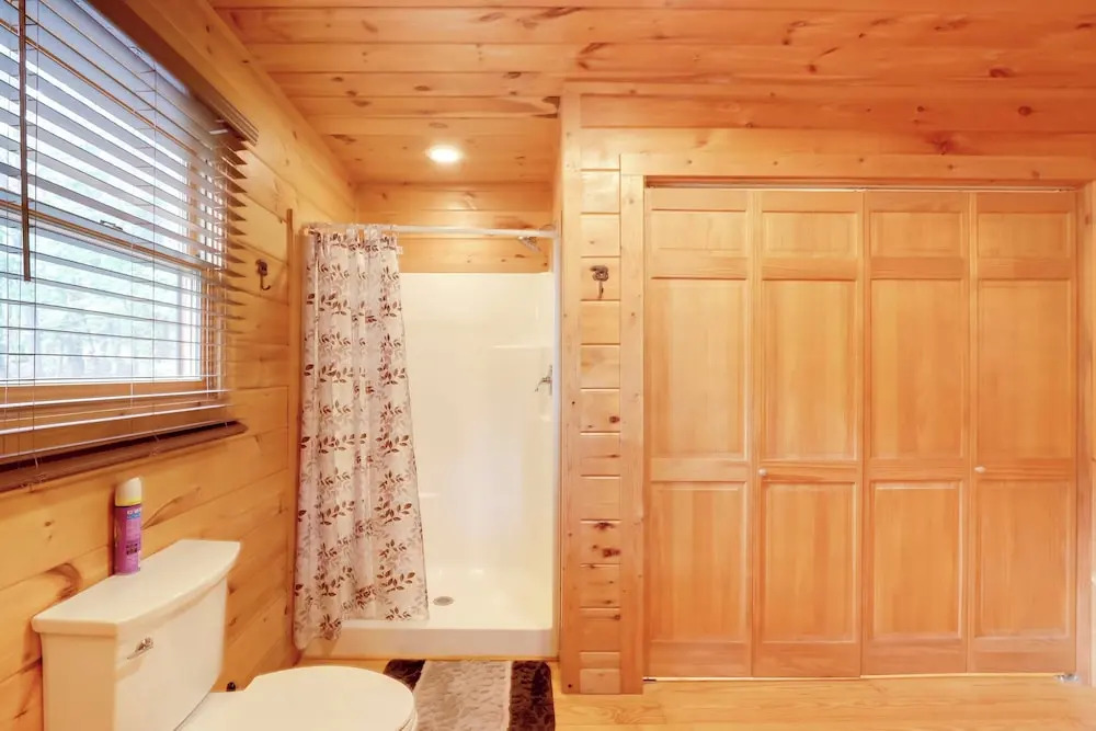 Cottage w/ Hot Tub: 3 Mi to Downtown Blue Ridge!