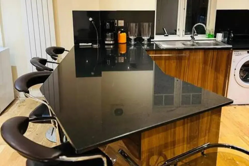 3-bed Central Apartment - Sleeps 8 & Free Parking