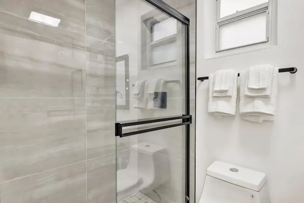 2BR 1BA off Las Olas Steps to Beach