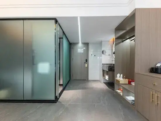 Burton Hotel (Xinyang High-speed Railway East Station)
