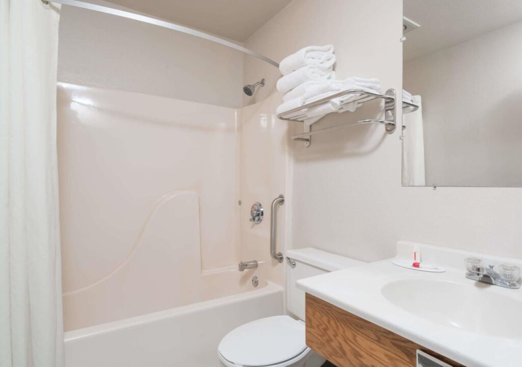 AmeriVu Inn and Suites Shawano WI