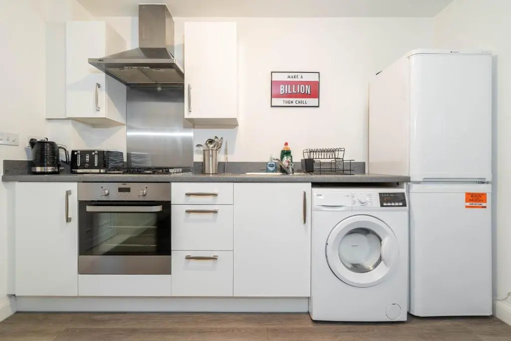COSY Stylish 2 Bed House ✘ L SHAPE SOFA ☆ FREE PARKING, 2 Car Spaces → With 55 Inch Smart TV, FREE NETFLIX & WIFI - BY MAEVELA®