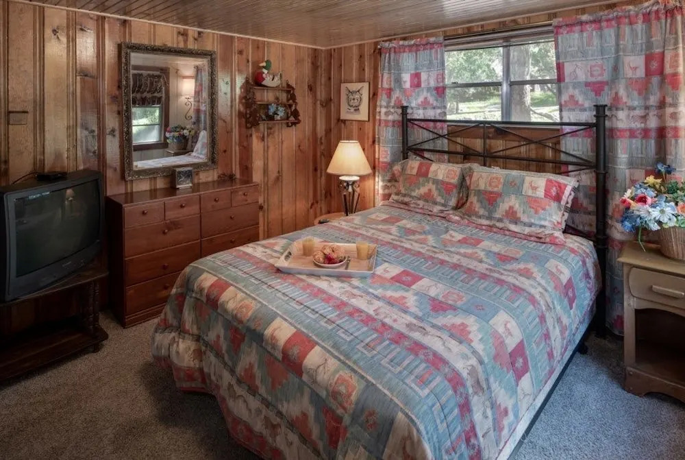 Petty Cabin - Two Bedroom Cabin