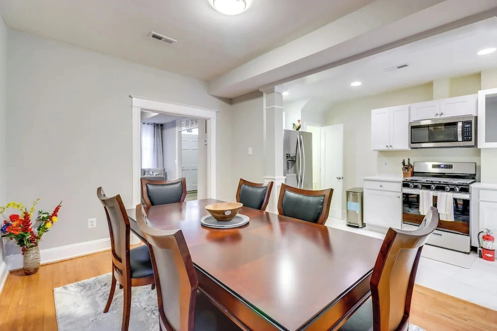 2 Mi to National Mall: DC Townhome