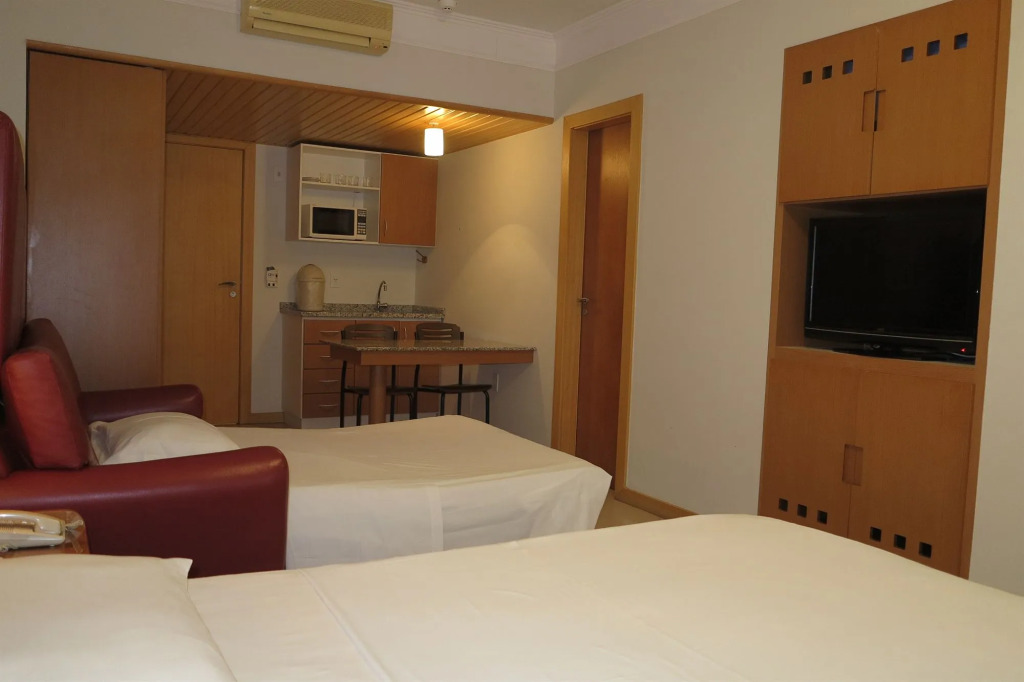 Stay - Apartamentos, Studios e Quartos - Piscina, Jacuzzi e Sauna - 400m da Praia Central