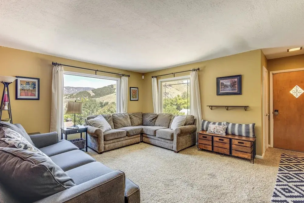 Mountain Views: Walkable Lava Hot Springs Home!
