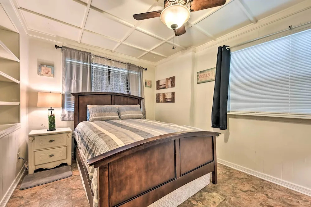 Jacksonville Getaway w/ Yard ~ 2 Mi to Beach!