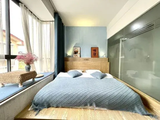 Row 3 No. 7 Hostel