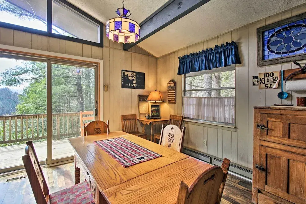 Quiet Cabin w/ Mountain Views ~ 3 Mi to Gatlinburg