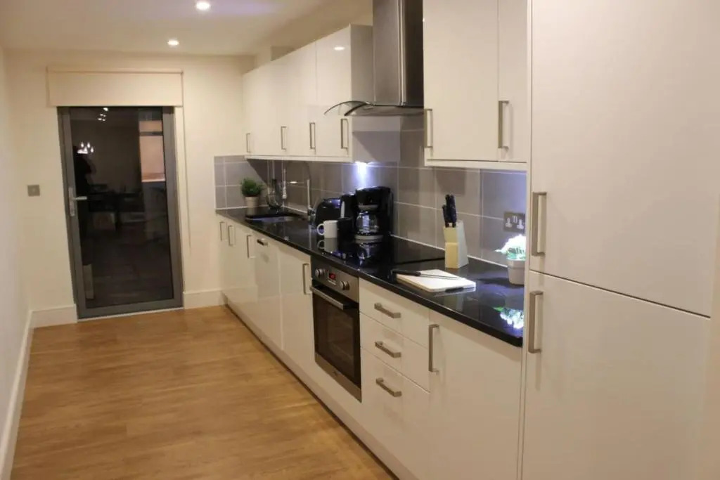 Stylish 3 Bed 2 Bath Apartment Hyde Park