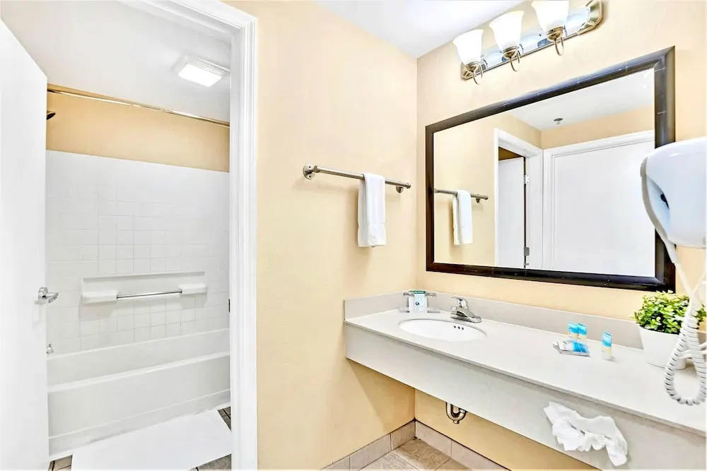Modern 2 Queen Beds Suite Close to Disney