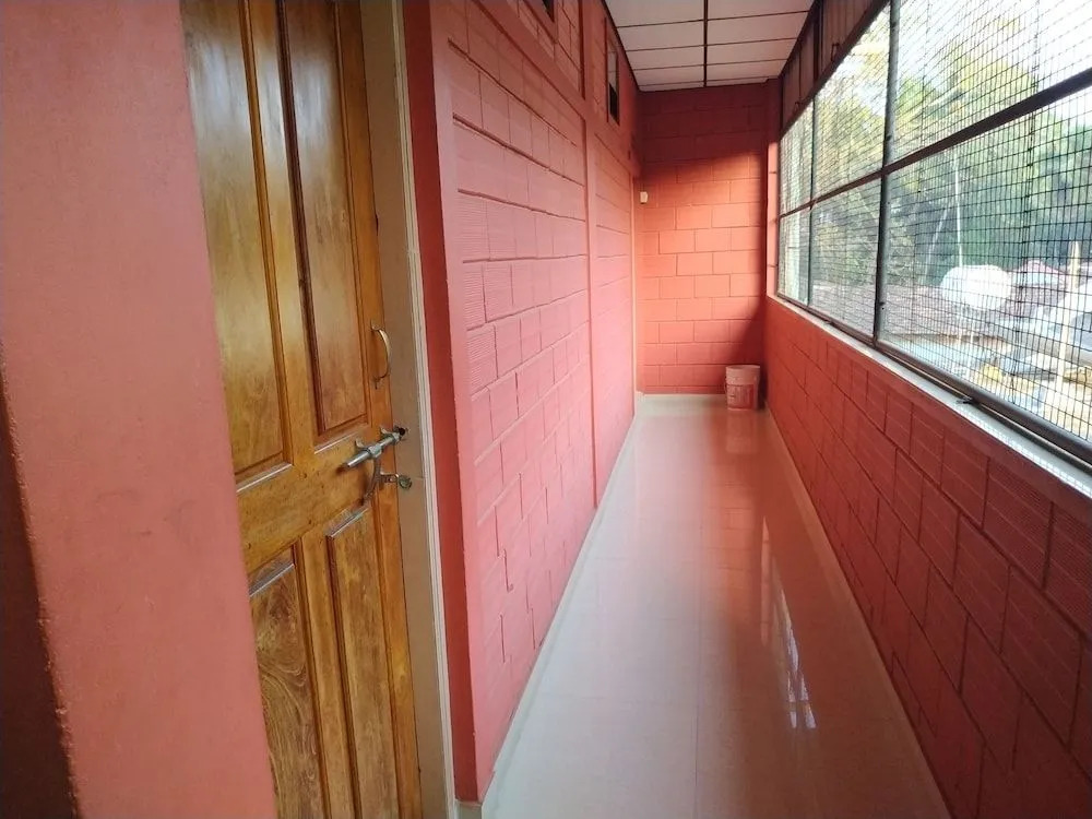 Iroomz Savitri Guest House