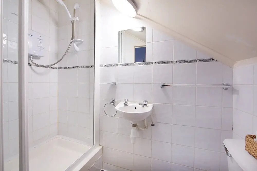 Queens Gardens - Large and Colourful 3 Bedroom Apartment in Bayswater