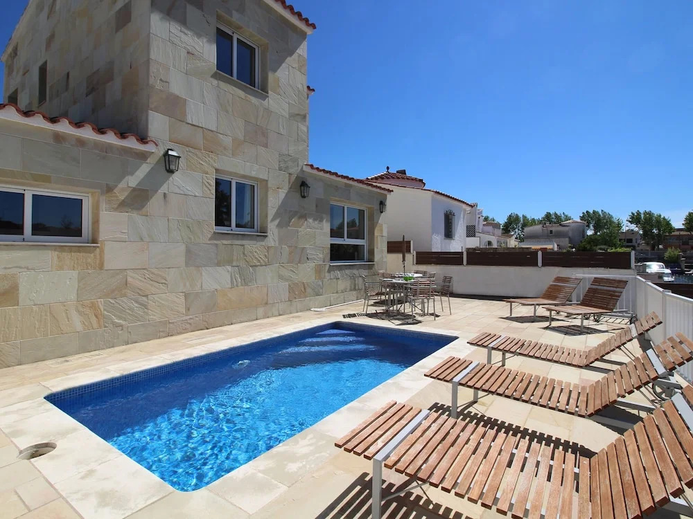 Holiday Home With its own Mooring and Private Swimming Pool