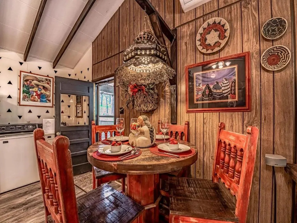 Innjoy, 2 Bedrooms, Pet Friendly, WiFi, Wood Fireplace, Sleeps 4