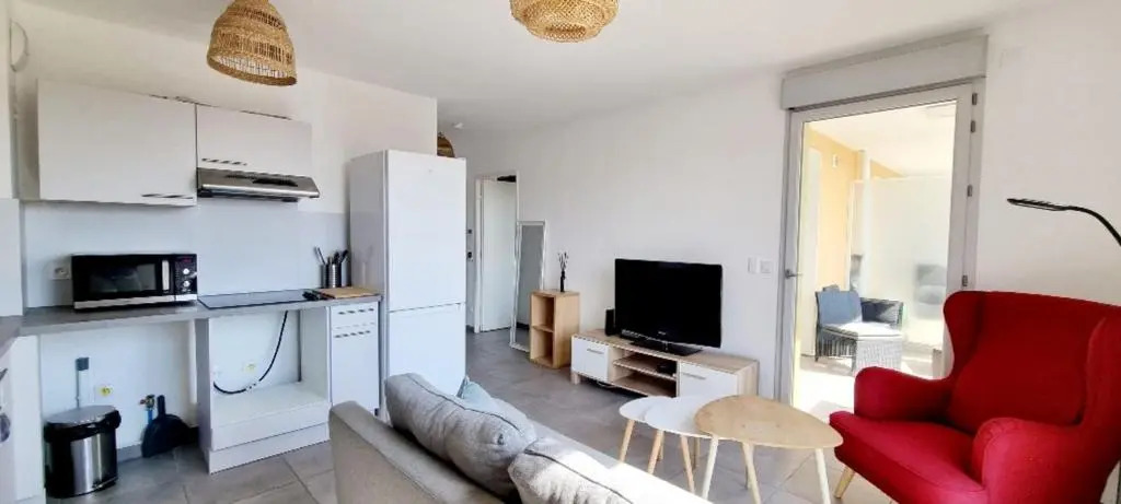 Nice 40m With Wifi Balcon Near The City