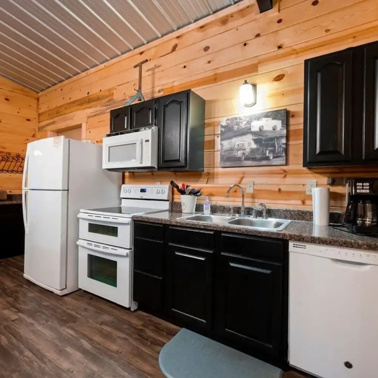 Modern Cabin in Broken Bow w Hot Tub Firepit