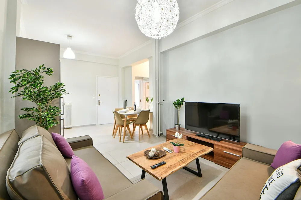 Fresh & renovated apartment next to metro station