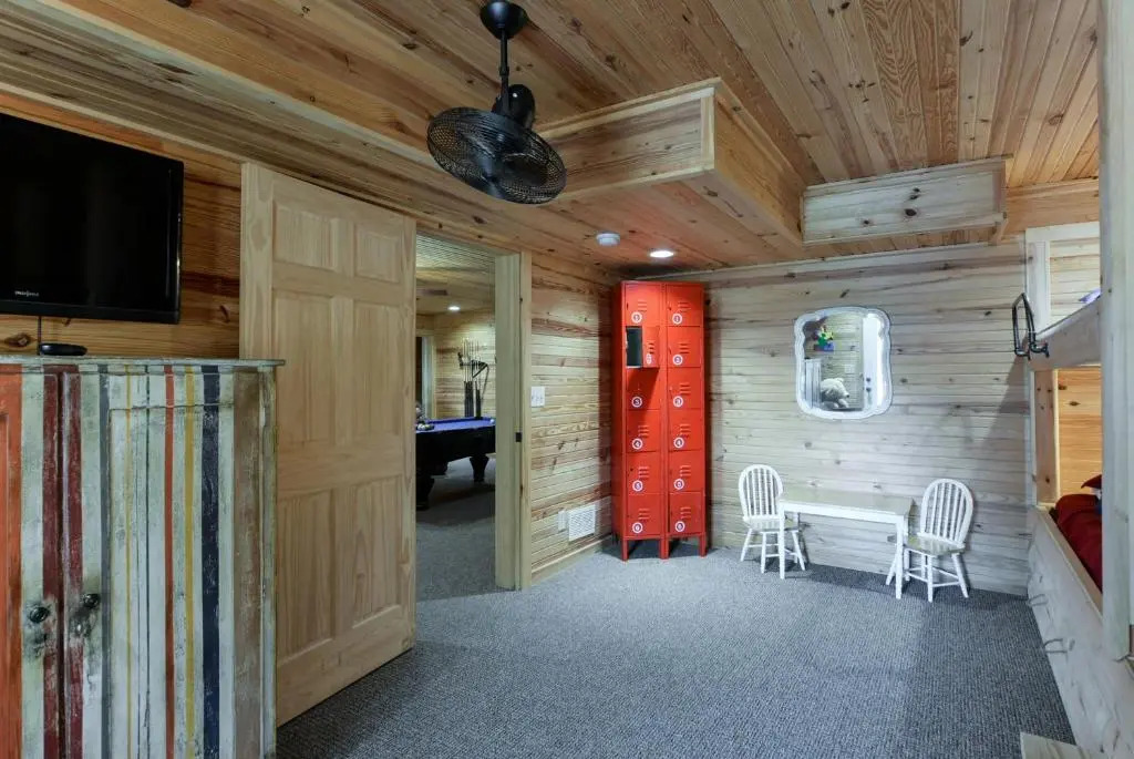 Luxury 2700 Sq Ft Log Cabin Private Hot Tub Game room Pool Table Best View