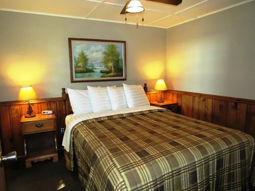 CARLETON INN & COTTAGES