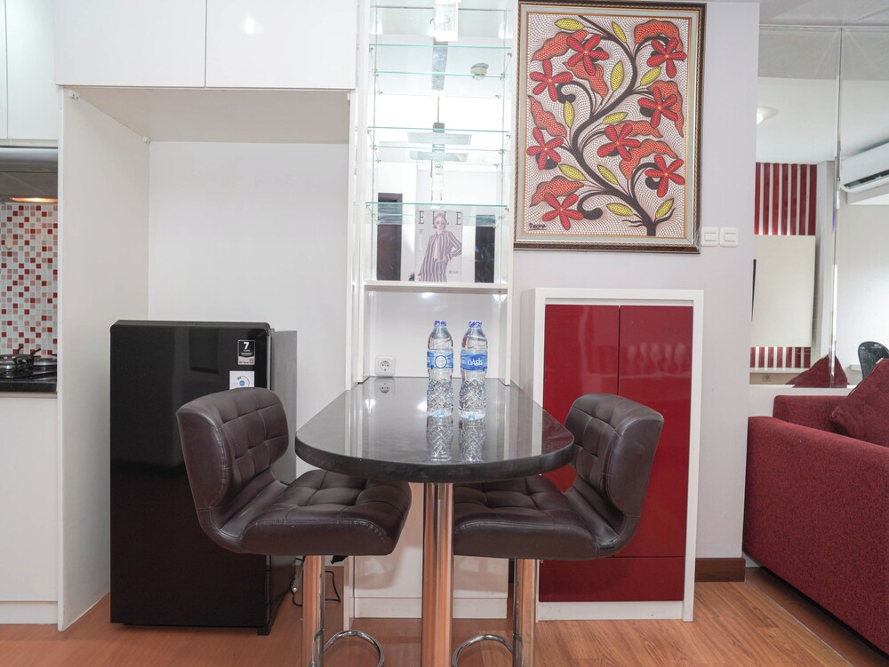 Serene Red Vibe 2Br At Apartment Nifarro Park