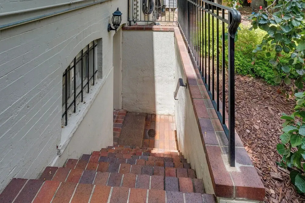 Walkable Apt w/ Off-street Parking in Cheesman!