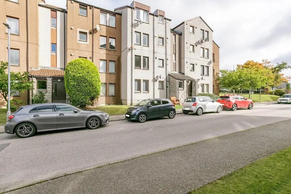 2 Bed Flat - Sleeps 4 - Parking - Wifi