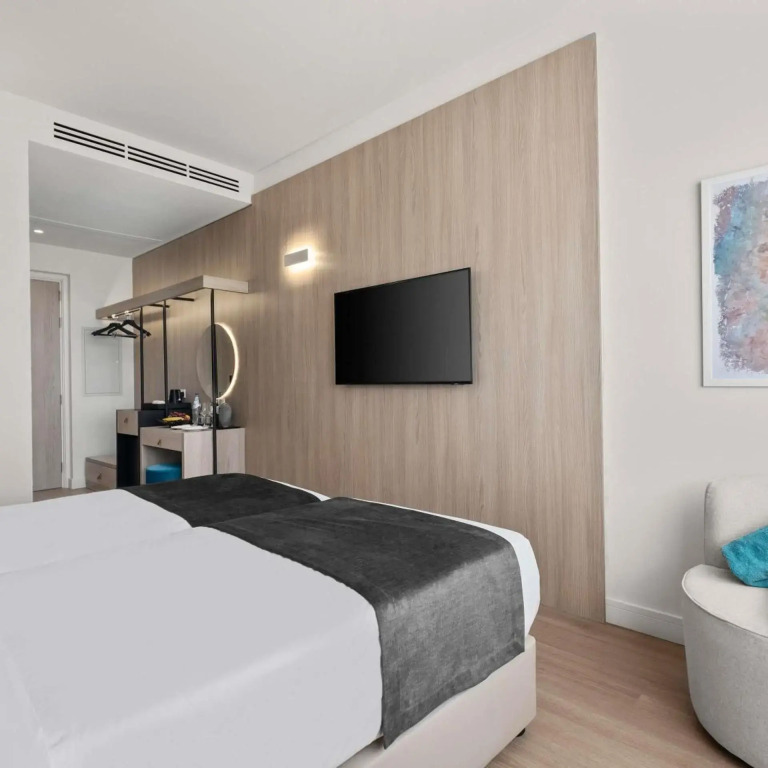 Mercure Larnaca Finikoudes Beach