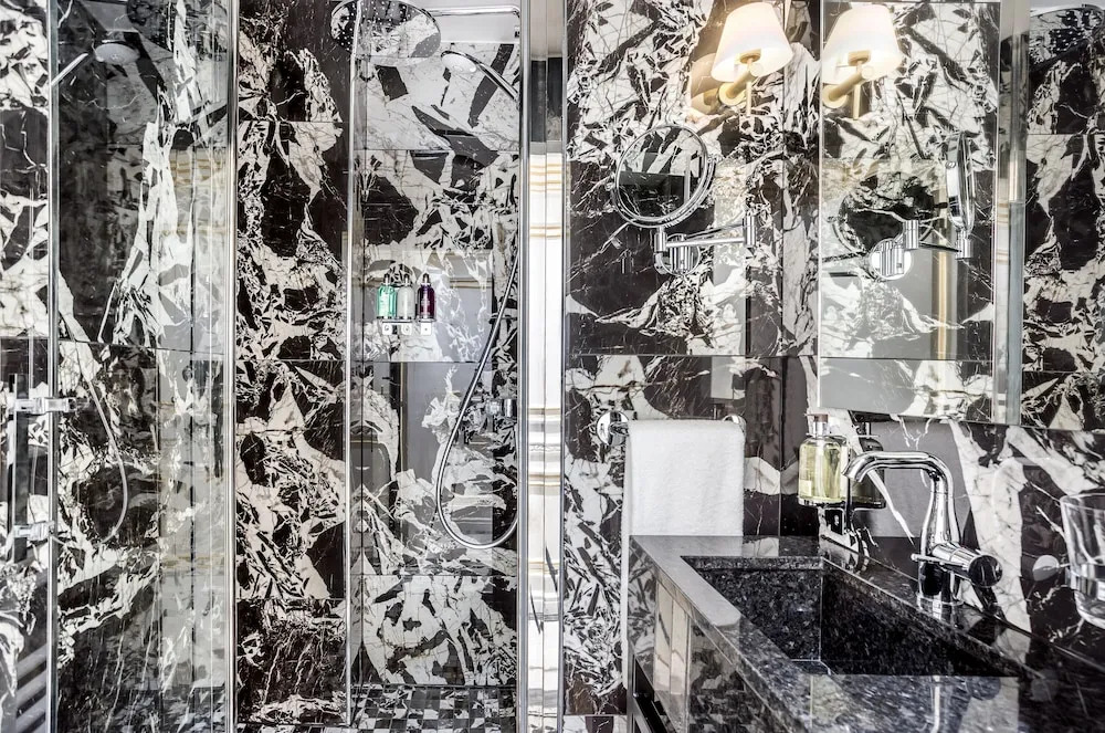 Luxury 2 Bedroom Apartment  Eiffel Tower