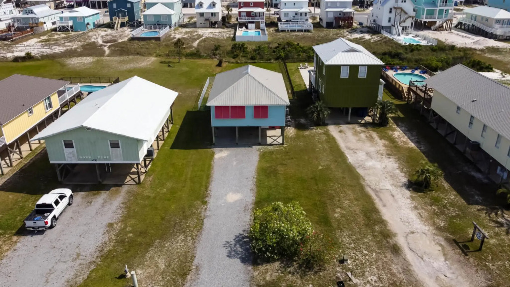 Delightful beach house in Gulf Shores with private pool and pet friendly