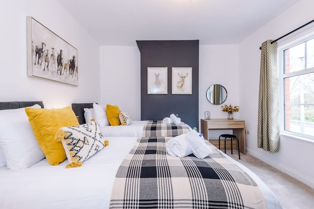 Stunning 3-bed House Amazing Location Sleeps 5
