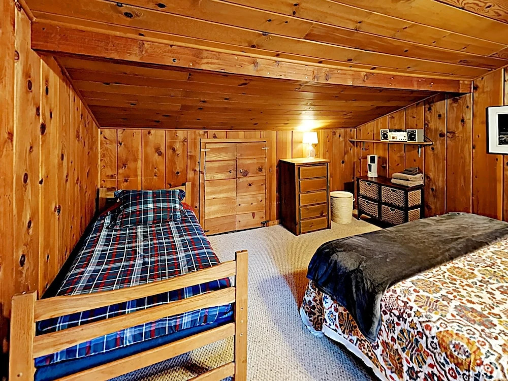 Becky's Boathouse 3BR by RedAwning