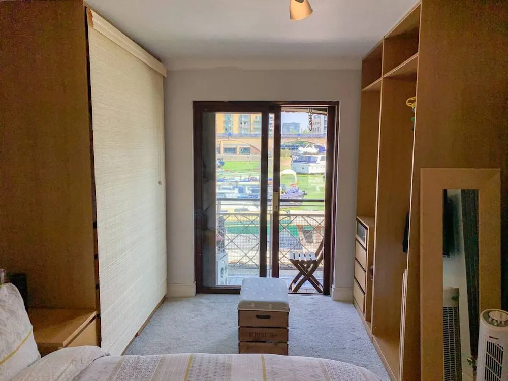 Modern 1 Bedroom Apartment With Balconies And Marina Views