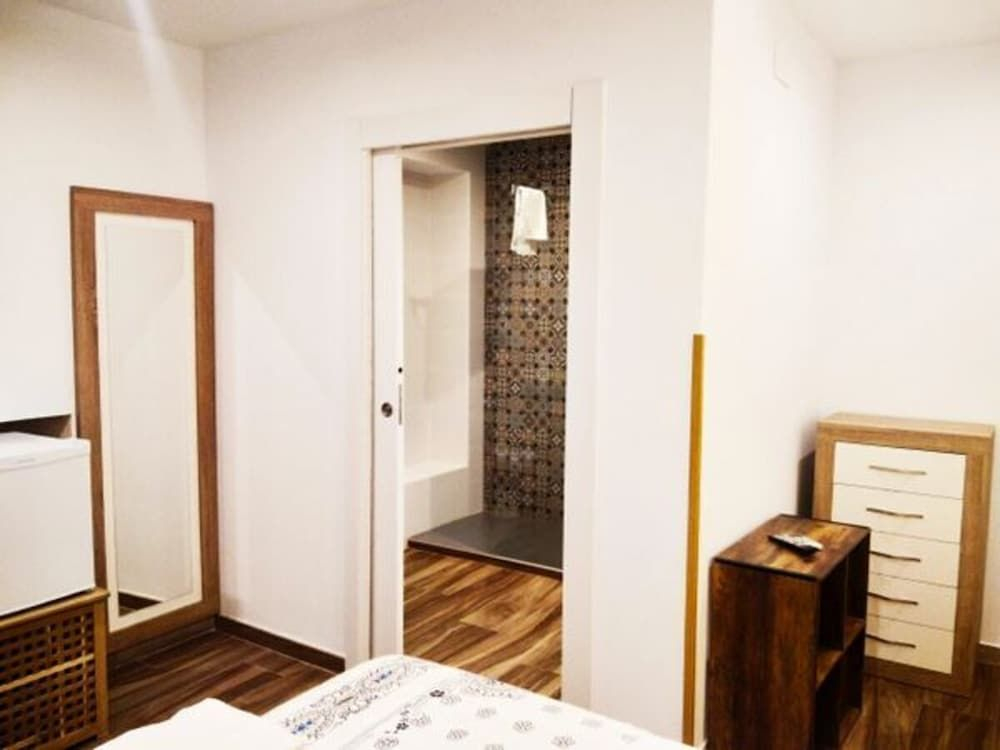 Apartamentos & Casa Rural Boada con Jardin Interior y Barbacoa