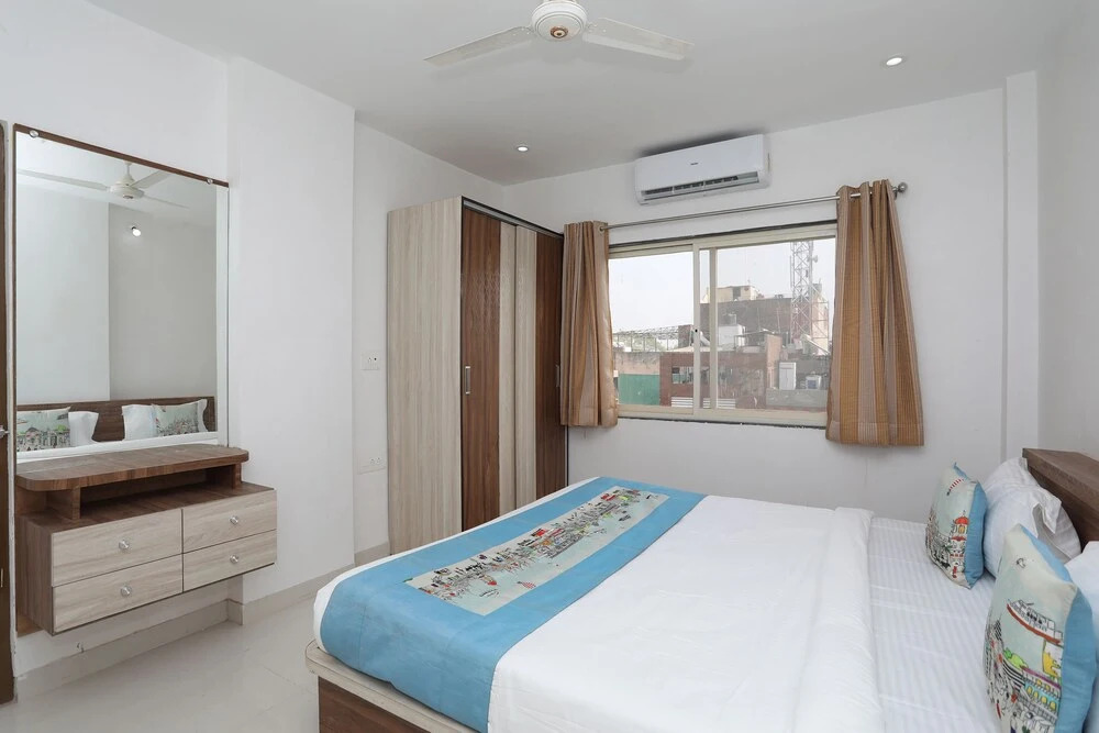 OYO 10066 Home Modern 3BHK Gulab Bagh
