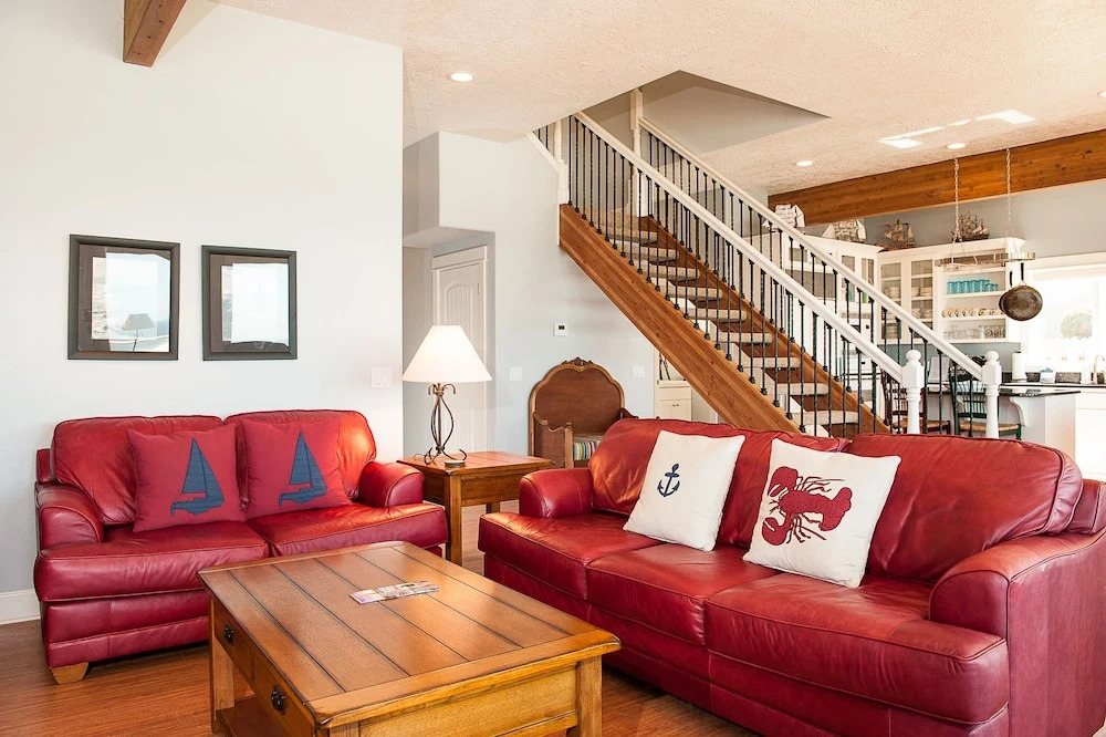 Roads End Light 4 Br home by RedAwning
